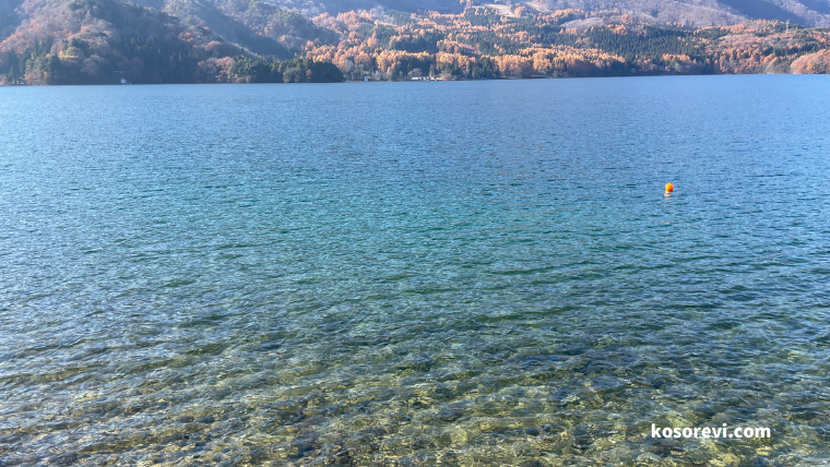 青木湖の透き通る水